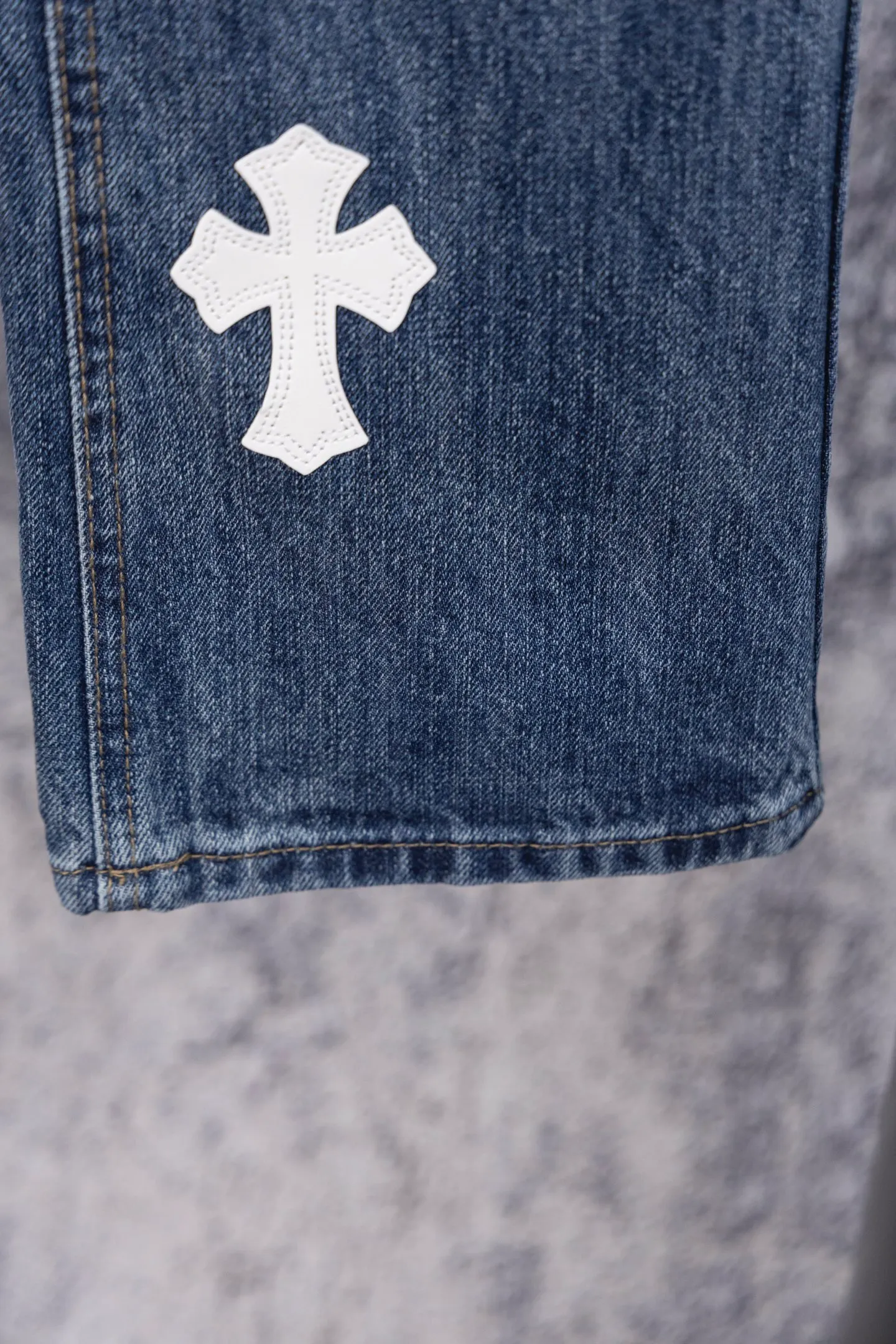 P260 CH Chromehearts limited edition black and white cross patch leather jeans, priced at 34W level, patchwork cross pattern embellishment, washed jeans! ! An absolutely high-end luxury product, a 1.9W-level god-level single product, a super popular product, made by top heavy industry, a magic weapon that cannot be missed! [About Zangyin] This is an extremely luxurious fashion brand that can also be called the aristocracy of the high street. It has always been an exclusive brand for some hipsters or rich second generations. Compared with ordinary high streets, it is more luxurious and noble. Compared with luxury brands, it is more fashionable and individual. It has always been a brand that I have a special liking for. [Top heavy industry fashion design] Consistently high-street luxury style. Speaking of this style, the Zangyin family and GU family are definitely the leading representative brands. Especially the Zangyin family has really achieved a state-of-the-art effect in creating high-street style. The unique washed material is used to create this style. The color system is already quite eye-catching. After it is decorated with patchwork cross flowers, it cleverly highlights the charm of the brand. Secondly, this style uses classic The high-waist cutting design highlights the long legs and fashionable temperament of the upper body. The brand is highly recognizable and the slim fit configuration is more suitable for daily wear. It is a product that interprets personality, fashion, and specifications at a glance. This single product is enough to make any fan excited. It can be a white T-shirt for a youthful college style, or a tight suspender for a royal style. It has strong matching ability and can be easily controlled by men.  [Materials and craftsmanship] Needless to say, this point goes without saying. As an excellent craftsman brand, Zangyin’s requirements for details and craftsmanship are really perfect. The washed color of this model has gone through so many processes, not to mention the embellishment of denim appliques. It is also purely hand-made and sewn. Just like what they believe in, only hand-made things have soul and have the meaning of wear. A top-notch heavy-duty fashionable denim item, I look forward to your perfect interpretation! !  Color: blue Size: 28-36